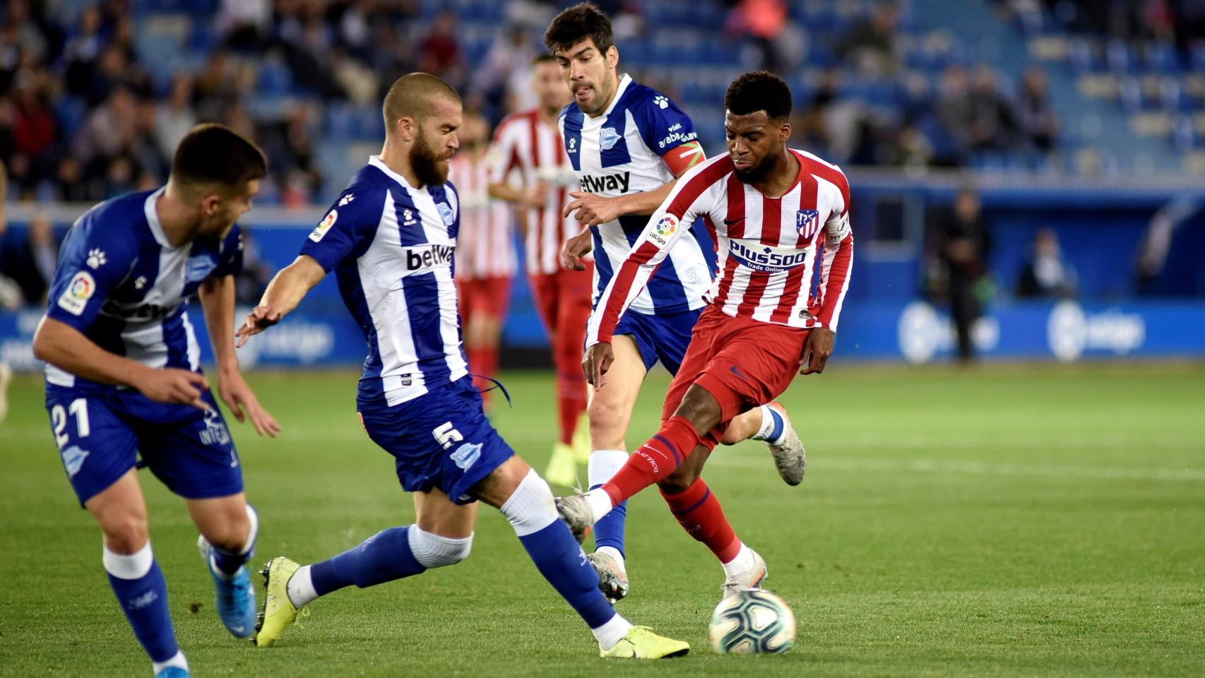 Laguardia y Lori en un momento del partido entre el Atlético y el Alavés