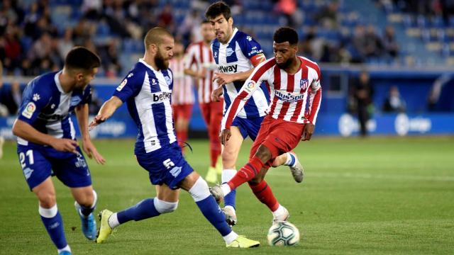 Laguardi y Lori en un momento del partido entre el Atlético y el Alavés