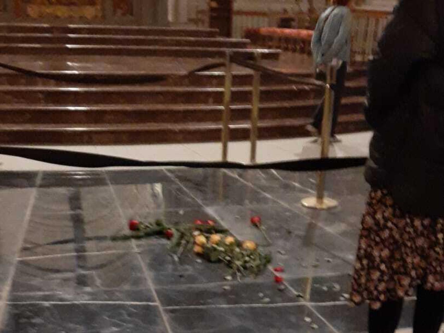 Flores sobre las baldosas que cubren el hueco dejado por la tumba retirada de Franco en el Valle de los Caídos.