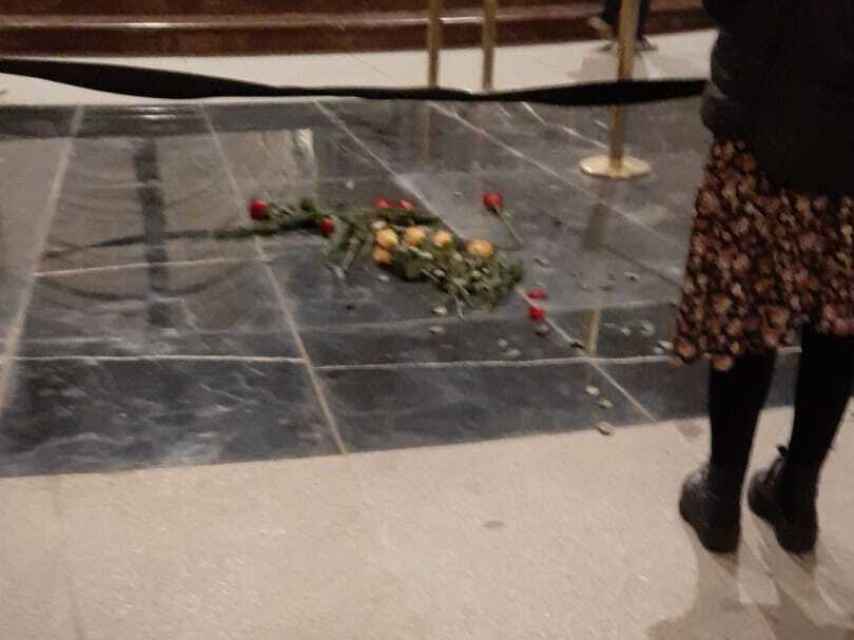 Flores sobre las baldosas que cubren el hueco dejado por la tumba retirada de Franco en el Valle de los Caídos.