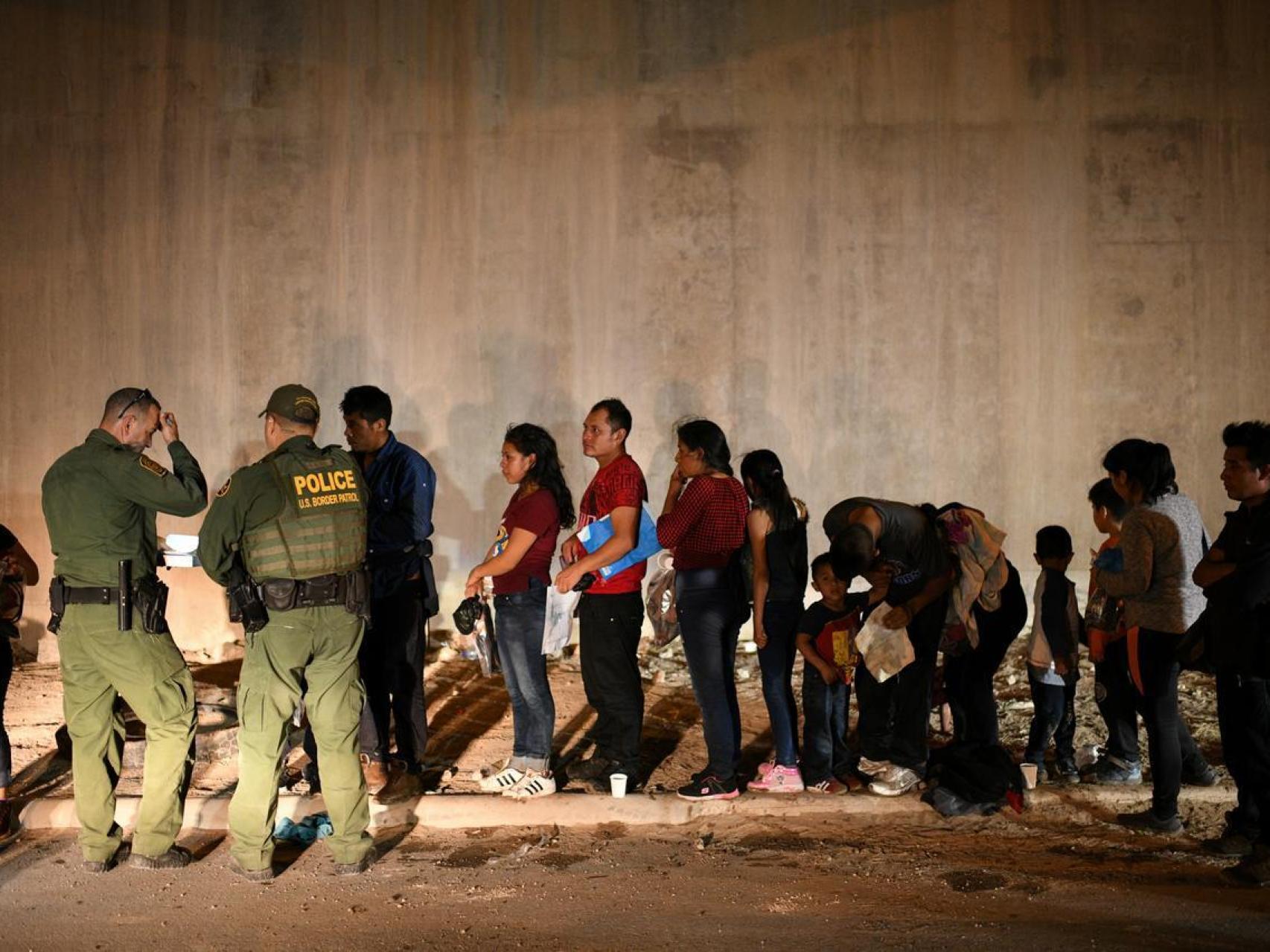 Inmigrantes se entregan a la policía de la frontera entre EEUU y México
