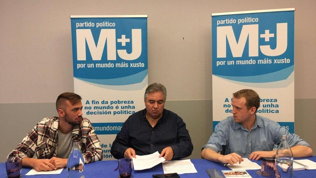 El candidato a la presidencia del gobierno Rafael Manuel, junto a los candidatos por A Coruña