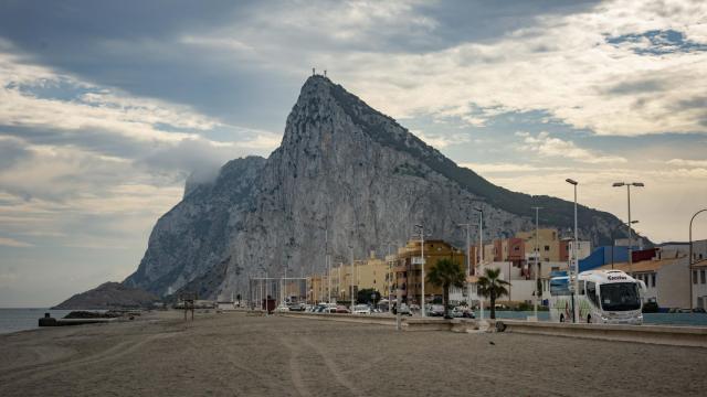 Paseo marítima de la playa de la Atunara en La Línea de la Concepción, con Gibraltar al fondo.