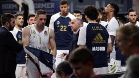 La plantilla del Madrid, durante un tiempo muerto en un partido de Euroliga