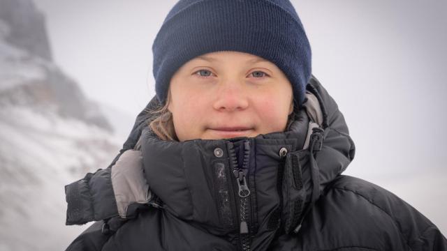 Greta Thunberg este octubre mientras visita el glaciar Athabasca en el Parque Nacional Jasper, Alberta, Canadá.