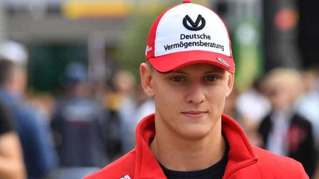 Mick Schumacher en el paddock