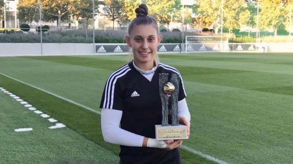 Ana Vallés con el trofeo del Once de Oro Femenino de Fútbol Draft