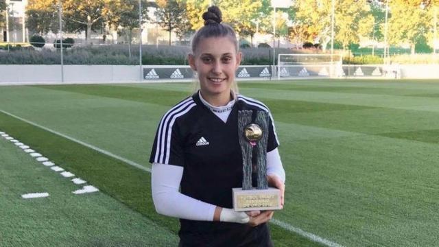 Ana Vallés con el trofeo del Once de Oro Femenino de Fútbol Draft