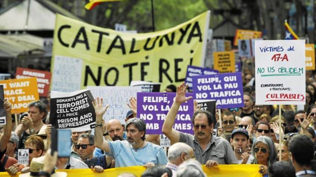 Mensajes contra el Rey Felipe VI en su visita a Barcelona en el aniversario de los atentados del 17-A.