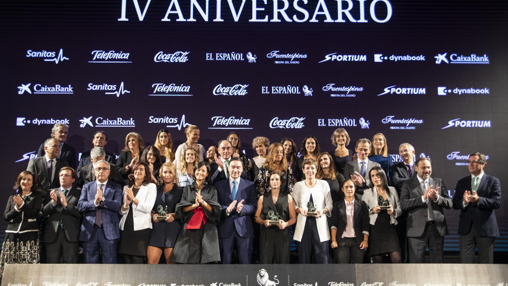 Premiados y autoridades posan junto a Pedro J. Ramírez en la foto de familia de Los Leones de El Español 2019.