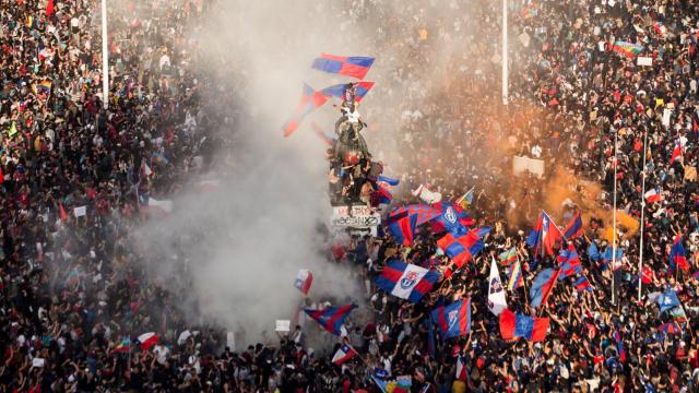 Miles de personas protestan contra el gobierno de Pilera en la Plaza Italia (Santiago de Chile).