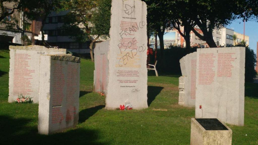 Pintan el monumento a las víctimas del franquismo de A Coruña, en Adormideras