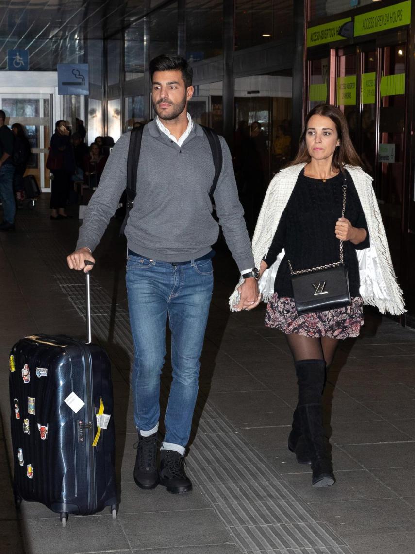 Miguel Torres y Paula Echevarría recién llegados de Italia.