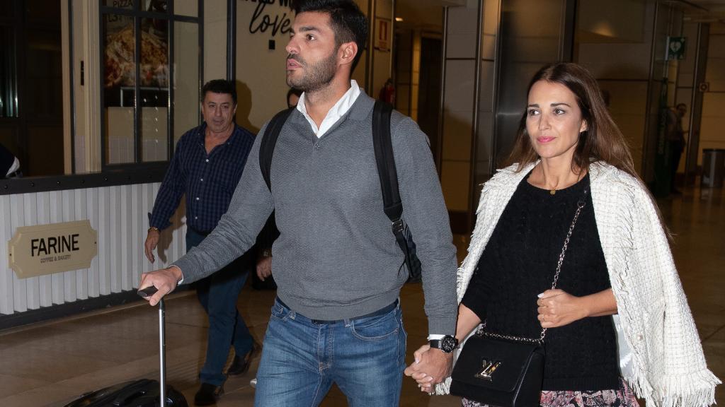 Paula Echevarría y Miguel Torres en el aeropuerto Madrid-Barajas Adolfo Suárez.