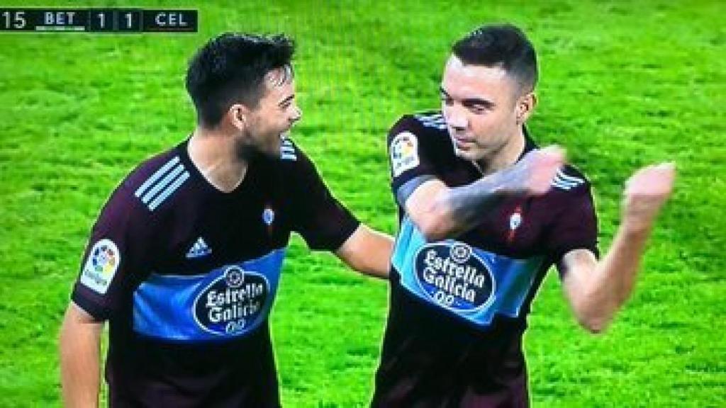 Iago Aspas simula que tira fardos de droga al mar.