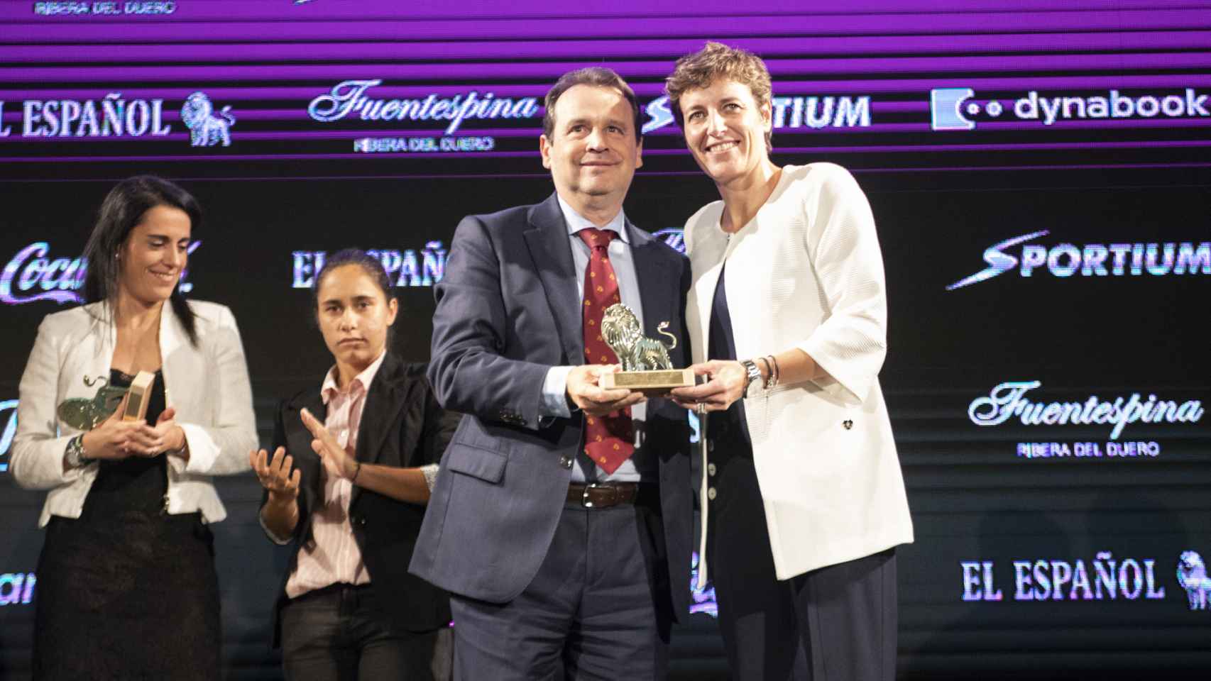 Enrique Dumas,  de  Toshiba España,  le hace entrega del premio a Elisa Aguilar