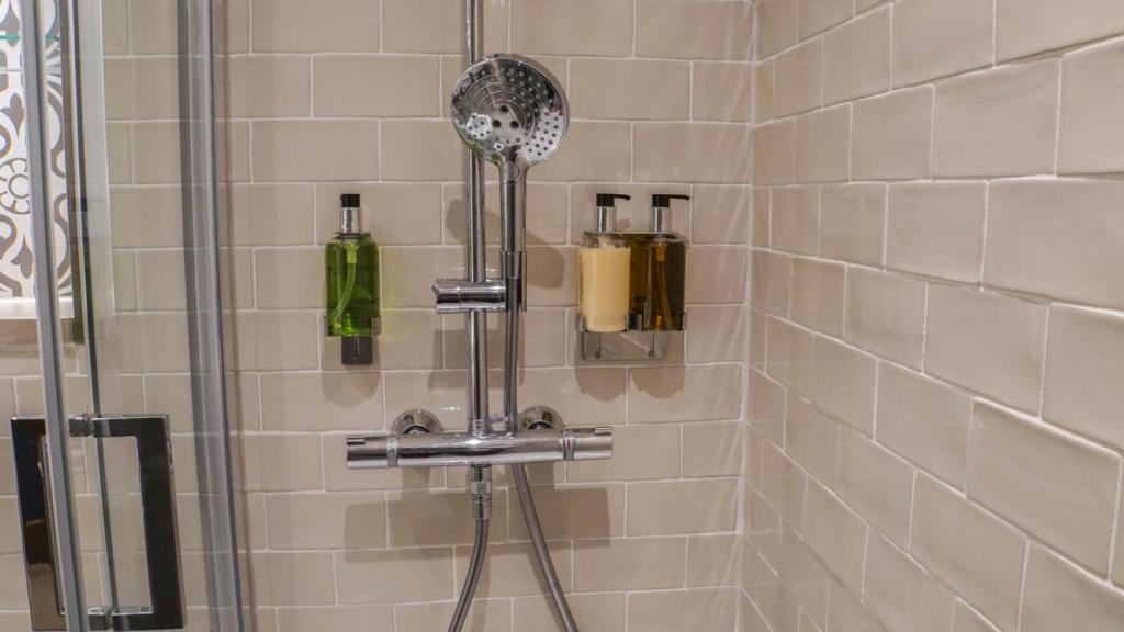 Imagen de archivo de la ducha de un hotel