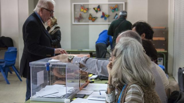 Imagen de archivo de una mesa electoral