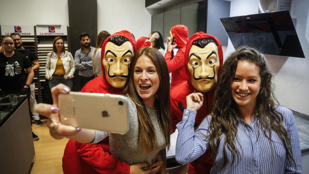 Esmeralda junto a varios compañeros durante el rodaje de un spot para redes de la marca.