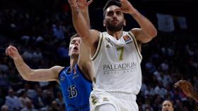 Campazzo, entrando a canasta durante el partido de Euroliga entre el Real Madrid y el ALBA Berlín