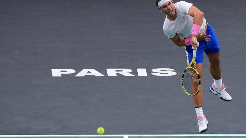 Nadal, al saque durante los cuartos de final de París.