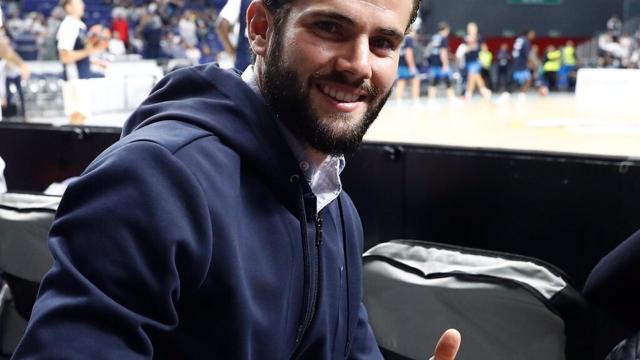 Así apoya Nacho al Real Madrid de baloncesto