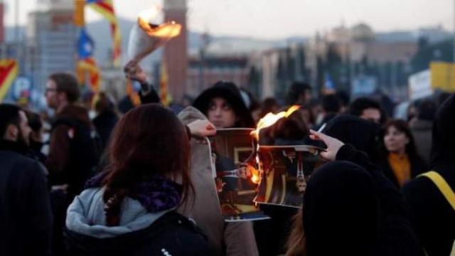 Independentistas radicales quemando fotografías del Rey.