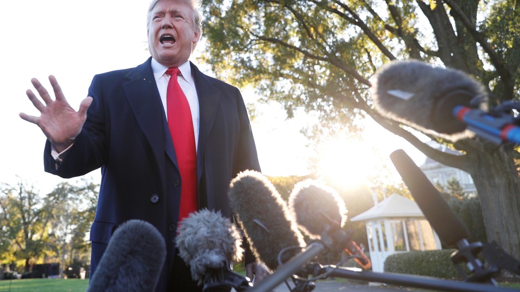 Donald Trump responde a los medios de comunicación, en los jardines de la Casa Blanca.