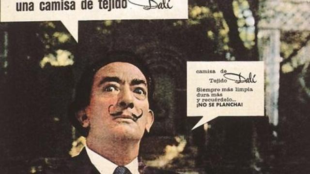 Salvador Dalí anunciando las camisas de Confecciones Regojo.