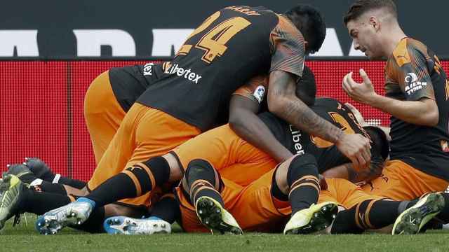 Los jugadores del Valencia celebran el segundo gol del equipo marcado por Maxi Gómez