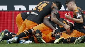 Los jugadores del Valencia celebran el segundo gol del equipo marcado por Maxi Gómez