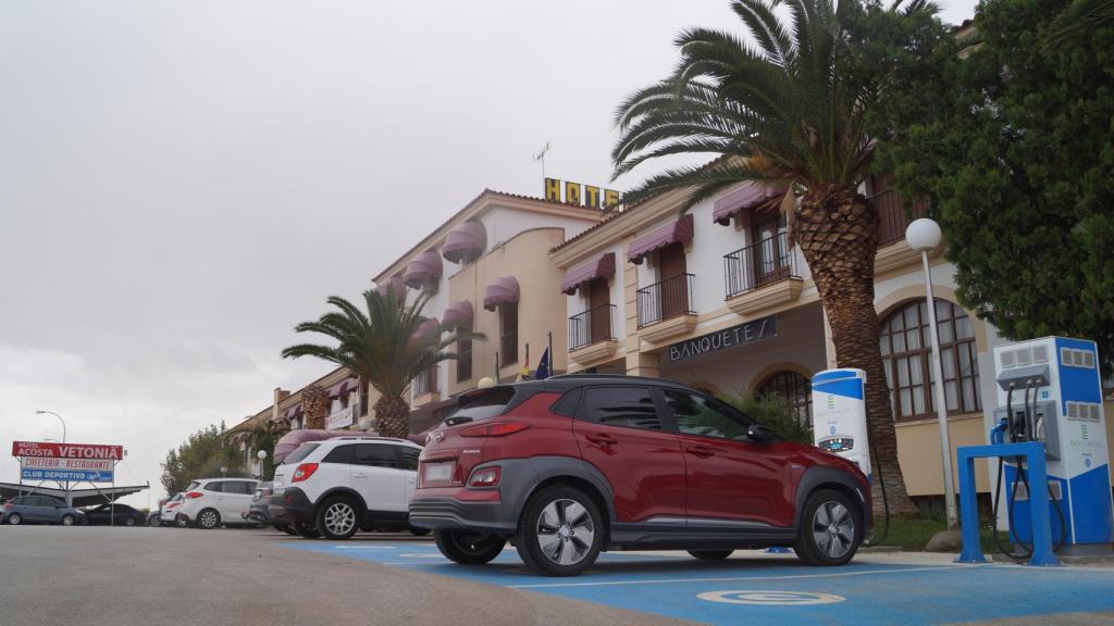 Cargamos el coche mientras paramos a comer en el Hotel Acosta Vetonia, en Almendralejo.