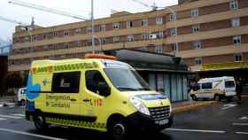 Ambulancia del 112 frente al hospital de Salamanca