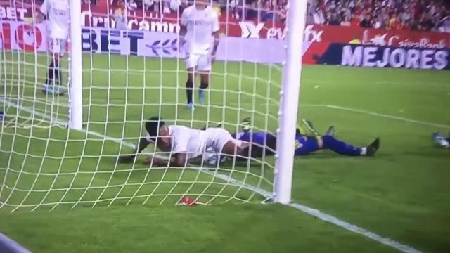 Gol anulado a Álvaro Morata por falta previa en el Sevilla - Atlético de Madrid