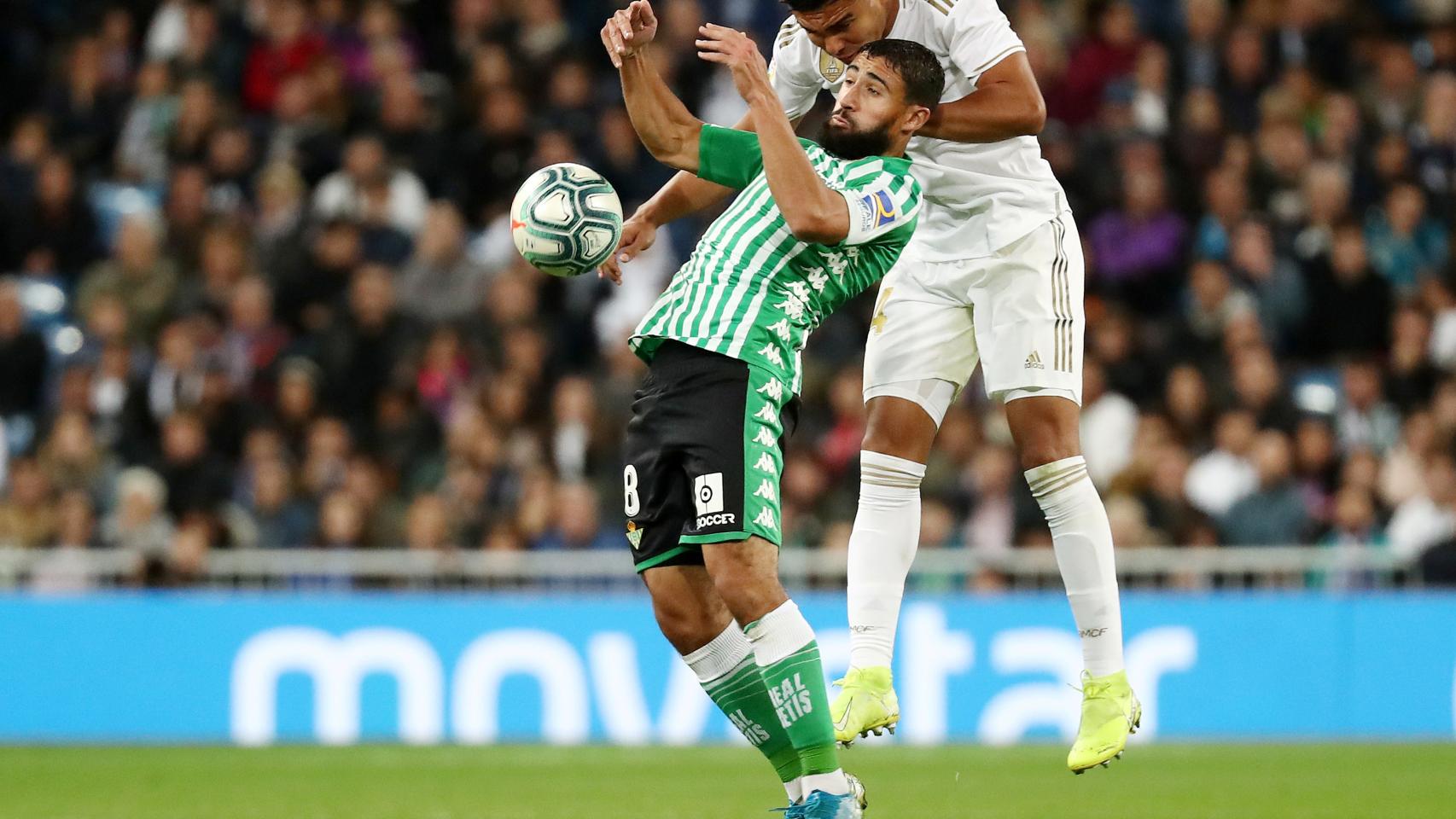 Nabil Fekir y Casemiro pelean por un balón