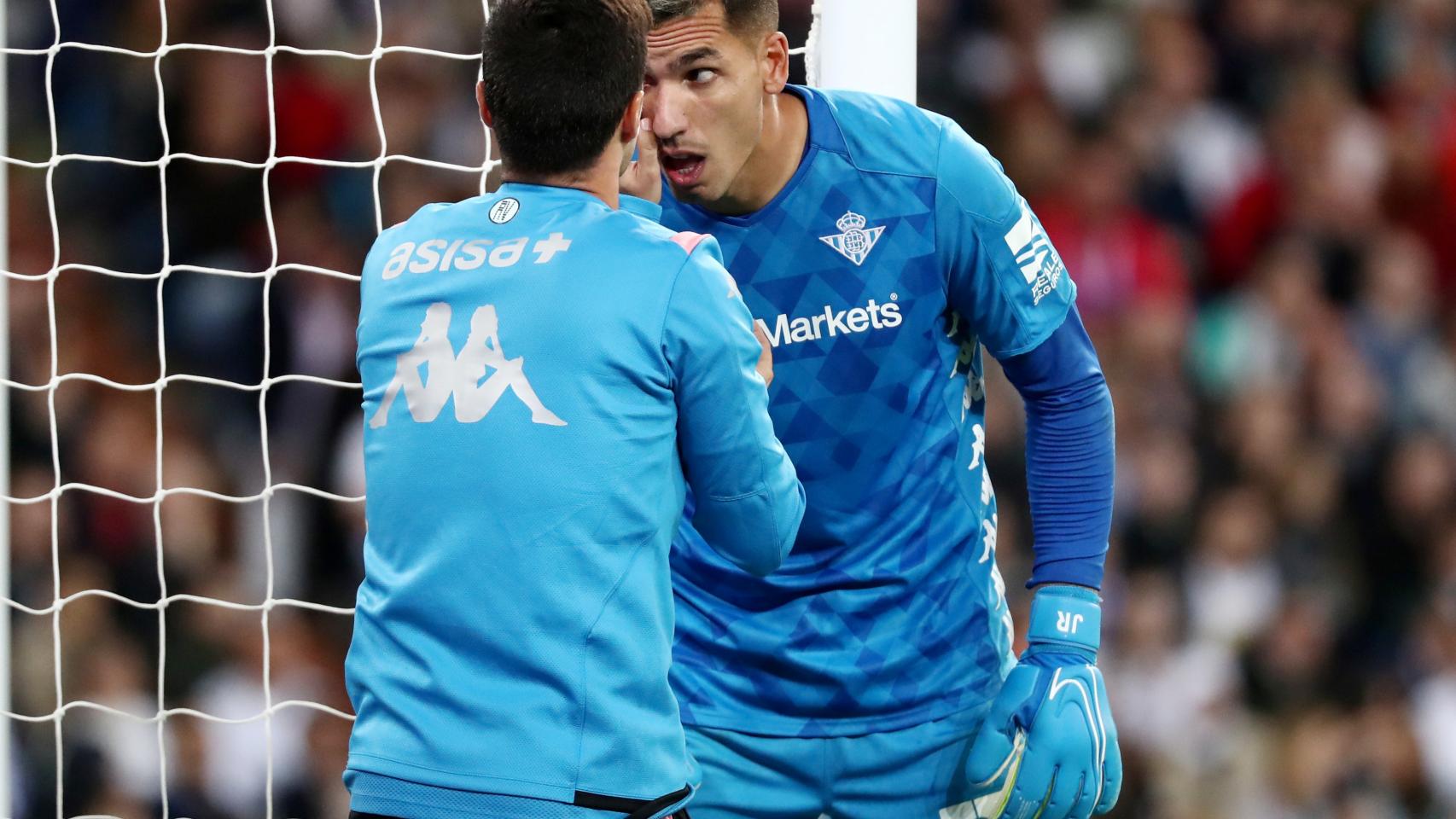 Joel Robles tiene problemas con una de sus lentillas