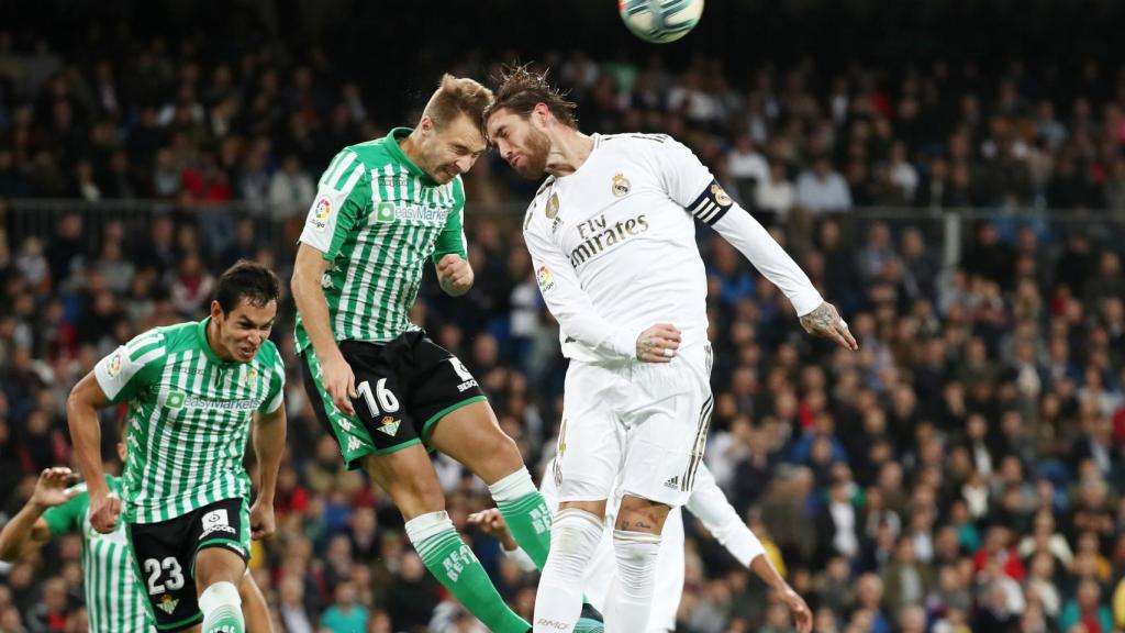 Loren y Sergio Ramos pelean por un balón aéreo