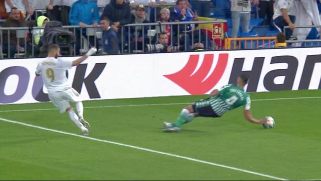 Mano de Feddal no pitada en el área del Betis