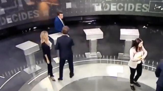 Momento en el que Aitor Esteban le niega el saludo a Iván Espinosa de los Monteros.