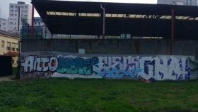 Identificado un grafitero que hizo una pintada en el CEIP Raquel Camacho de A Coruña