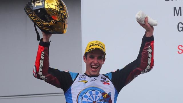 Álex Márquez celebra su campeonato del mundo en Malasia.