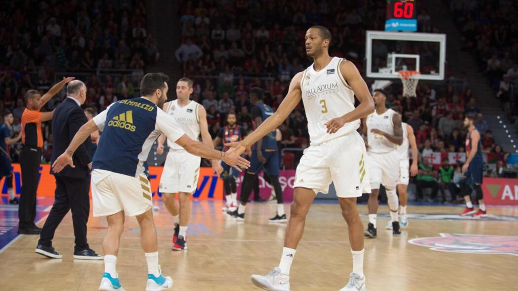 Randolph y Campazzo, durante un tiempo muerto en el partido de Liga Endesa entre Baskonia y Real Madrid