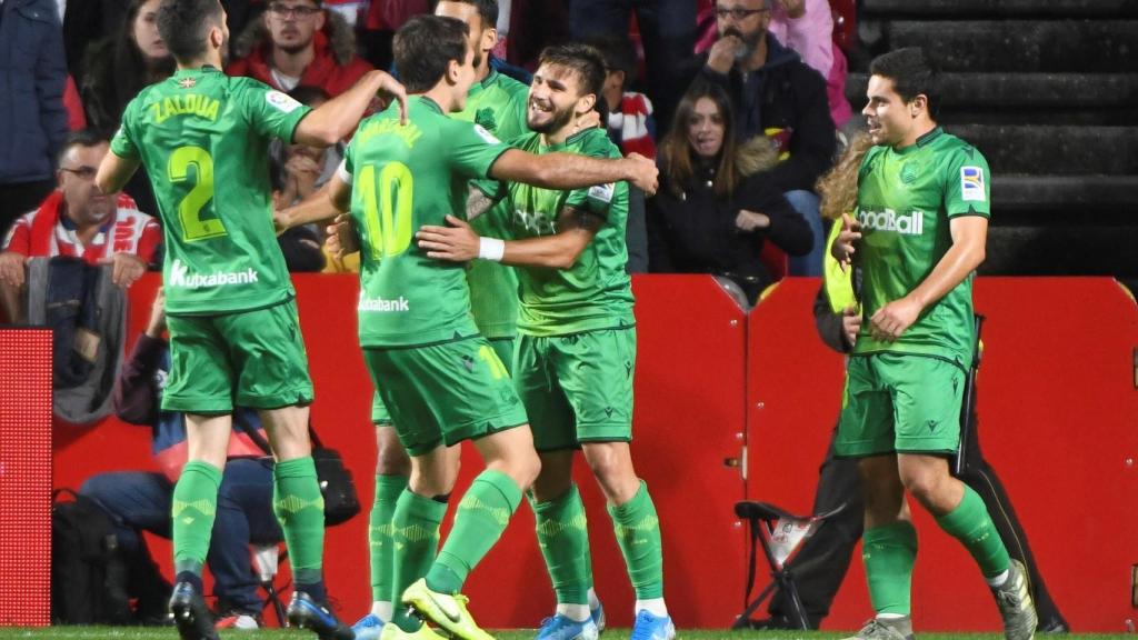 Los jugadores de la Real Sociedad celebran uno de los goles del partido