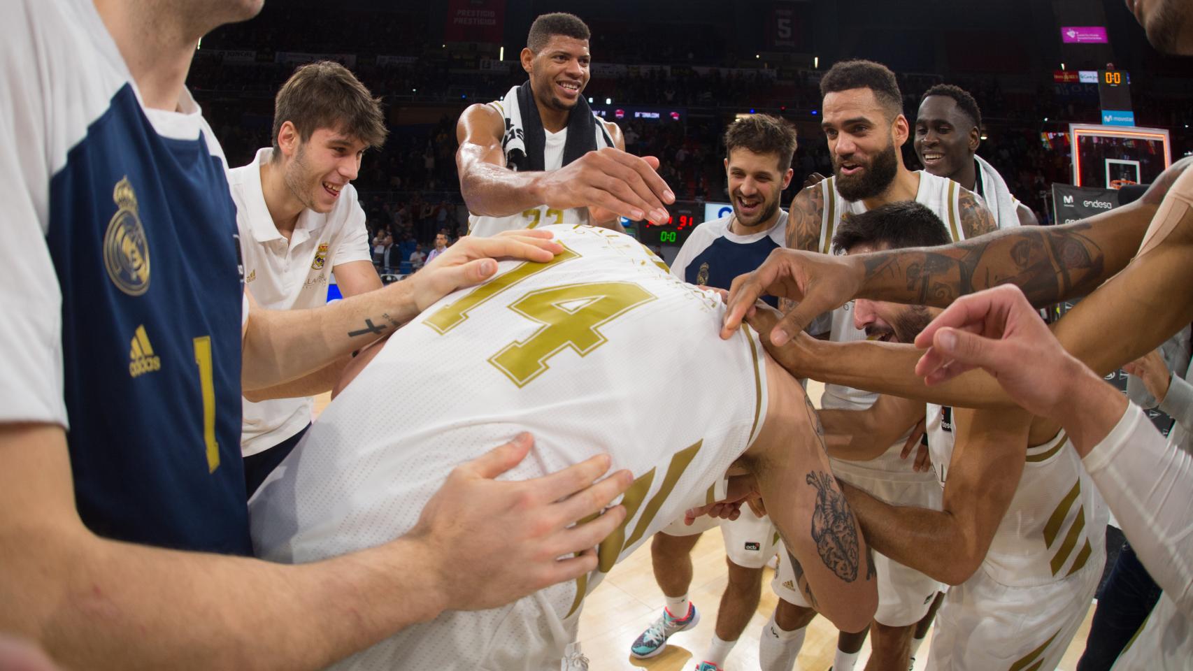 El Real Madrid celebra la canasta sobre la bocina de Deck ante el Baskonia