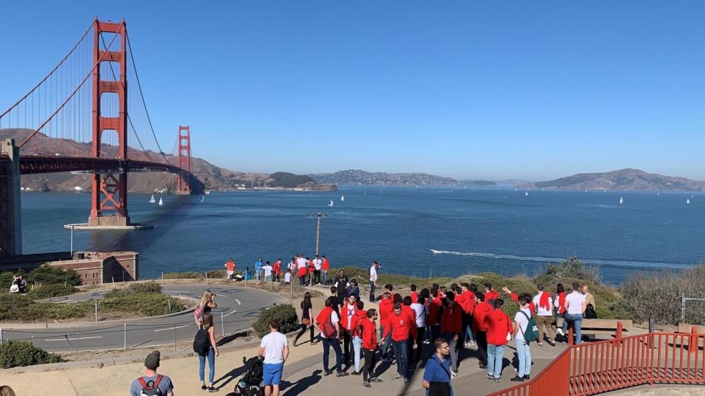 Los jóvenes Explorer visitan el Golden Gate.