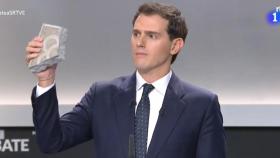 Albert Rivera, con el adoquín de Barcelona.