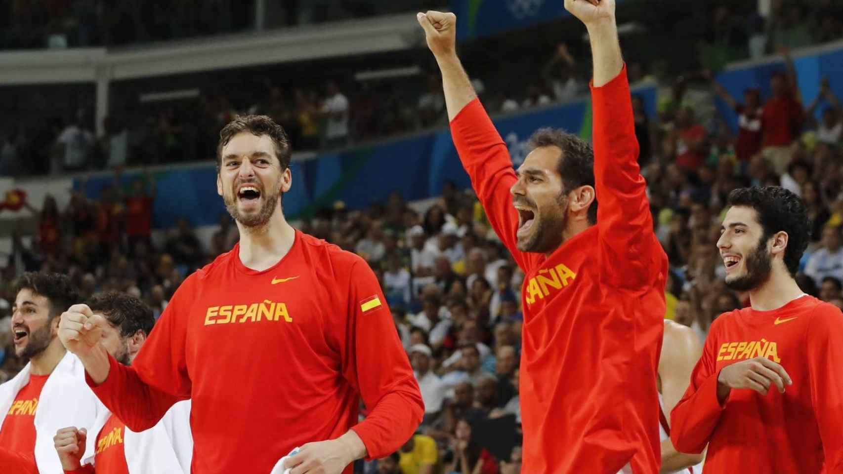 Gasol y Calderón celebran un triunfo de la Selección Española de Baloncesto