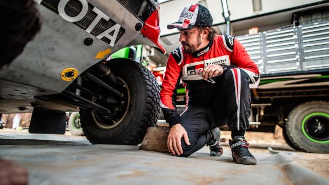 Fernando Alonso, comprobando que todo está en orden en su Toyota