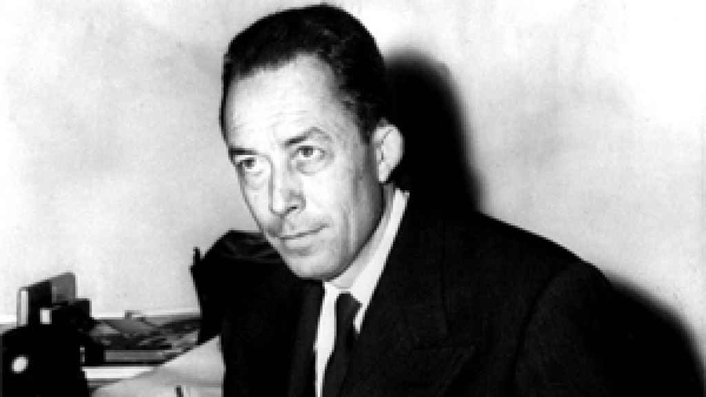 Camus en una firma de libros tras recibir el Nobel en 1957