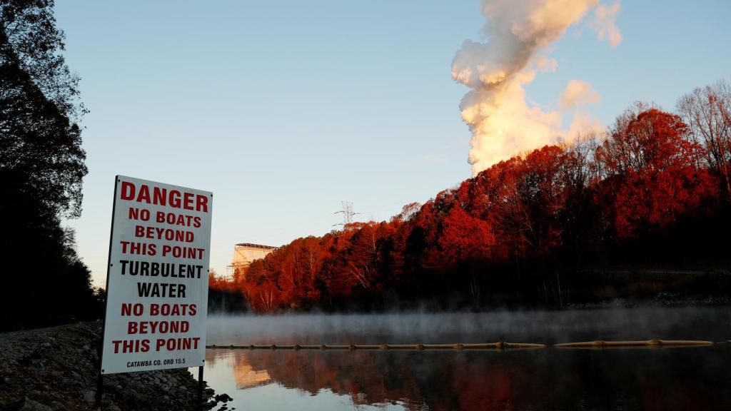 Un lago contaminado cerca de una planta industrial.